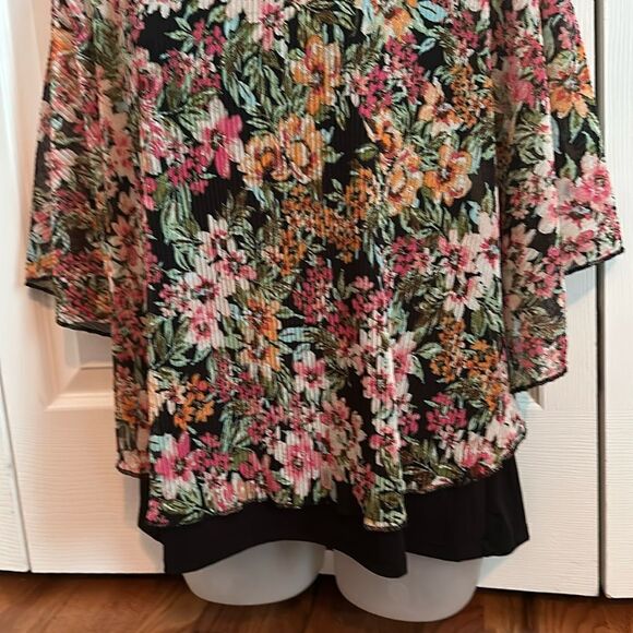 Cure Black Floral Batwing Poncho Style Shirt Blouse Top Large L NWT - Picture 2 of 5